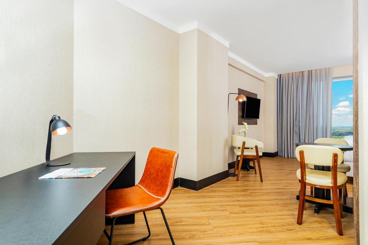 Nh Hotel פיירה דה סנטנה מראה חיצוני תמונה